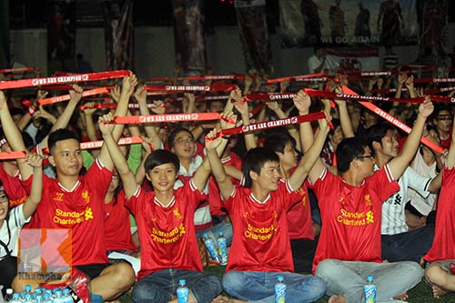 CĐV Chelsea ăn mừng giữa “rừng” fan Liverpool - 2