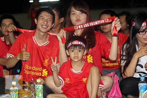 CĐV Chelsea ăn mừng giữa “rừng” fan Liverpool - 3