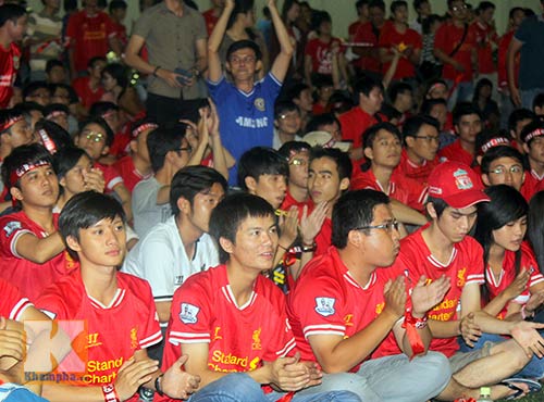 CĐV Chelsea ăn mừng giữa “rừng” fan Liverpool - 13