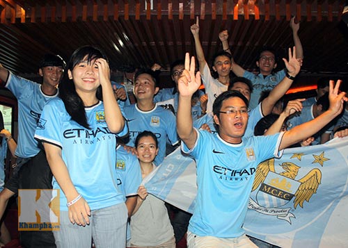 Fan Man City ngất ngây đón chức vô địch ở TP HCM - 12