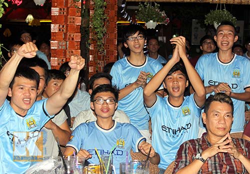 Fan Man City ngất ngây đón chức vô địch ở TP HCM - 8