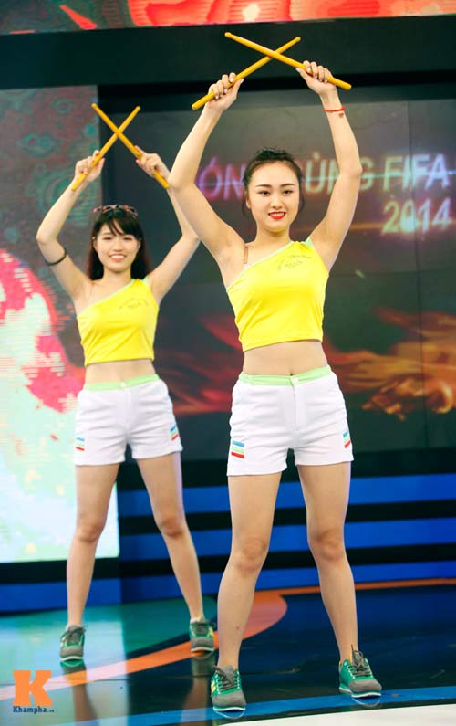 Thiếu nữ Việt "mở hội" chào World Cup 2014 - 4