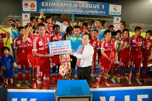 B.Bình Dương tưng bừng đón Cup V-League lần thứ 3 - 4