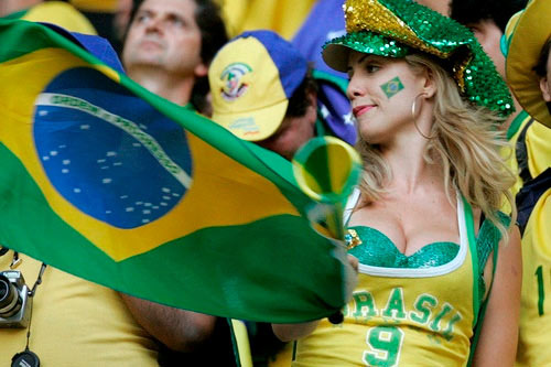 Vẻ đẹp fan nữ Brazil & Chile, ai quyến rũ hơn? - 2