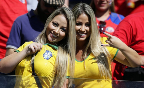 Vẻ đẹp fan nữ Brazil & Chile, ai quyến rũ hơn? - 7