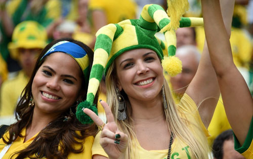 Vẻ đẹp fan nữ Brazil & Chile, ai quyến rũ hơn? - 6