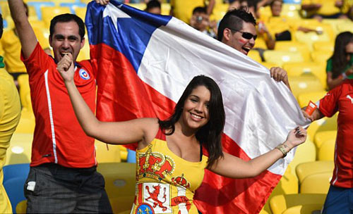 Vẻ đẹp fan nữ Brazil & Chile, ai quyến rũ hơn? - 10