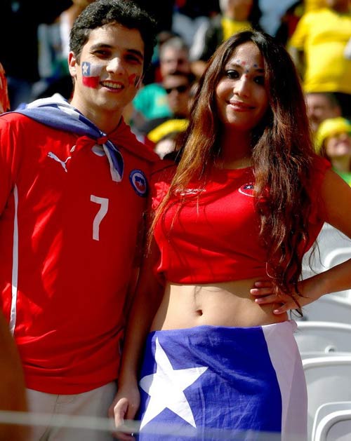 Vẻ đẹp fan nữ Brazil & Chile, ai quyến rũ hơn? - 12