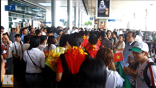 U19 VN gây "bão" ở sân bay Tân Sơn Nhất - 10