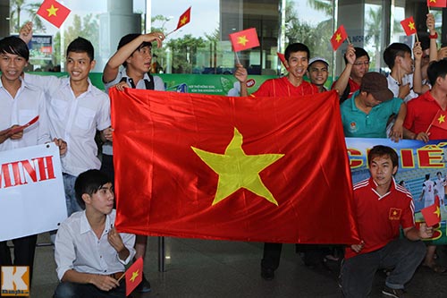 U19 VN gây "bão" ở sân bay Tân Sơn Nhất - 12