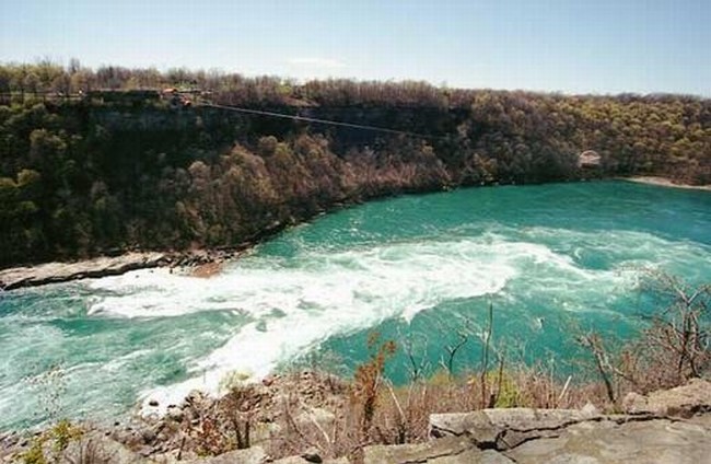 Vị trí địa lý đặc biệt đã giúp dãy Niagara Falls sở hữu những xoáy nước có kích thước siêu khổng lồ vô cùng hùng vĩ.