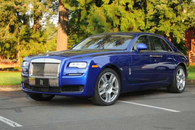 Xe sang Rolls-Royce Ghost 2015 vừa có thiết kế tuyệt đẹp lại hiệu xuất hoạt động cao khiến cho các mẫu xe S-class Benz, Audi A8 hay thậm chí cả các tên tuổi lớn của làng xe hơi Mỹ như Range Rovers cũng khó mà bắt kịp được.