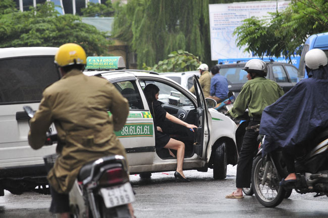 Thay vì đi xe ôm, người dân thường lựa chọn đi taxi để tránh mưa và gió lạnh.