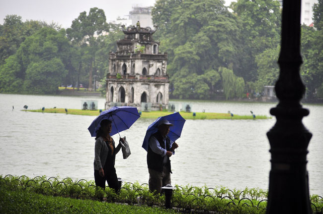 Hồ Gươm buổi sáng nay cũng thưa thớt người qua lại, chỉ có vài người cao tuổi giữ thói quen tập thể dục xung quanh hồ.