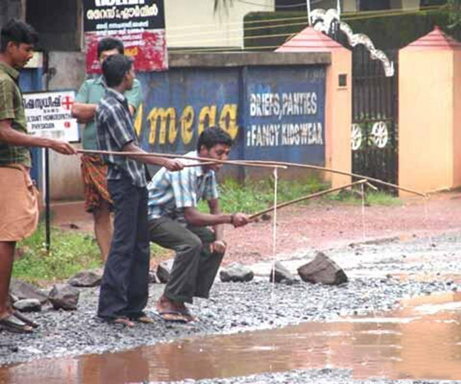 Nhanh lên nào anh em, nước sắp cạn hết rồi.