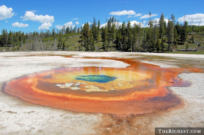 Nếu du khách từng có dịp đến thăm Vườn quốc gia Yellowstone thì chắc chắn không thể bỏ qua hồ đa sắc Great Prismatic Spring. Đây cũng là hồ nước nóng lớn nhất Hoa Kỳ và lớn thứ ba trên thế giới. Mùa xuân nước hồ có màu đặc biệt tươi sáng. Bản chất hồ có màu sắc như vậy là do vi khuẩn màu sống trong nước và xung quanh hồ. Nước hồ đa sắc có giàu khoáng chất, và khi tiếp xúc với vi khuẩn thì màu sắc sống động nổi lên. Hồ Great Prismatic Spring rộng khoảng 200 đến 300 feet và sâu khoảng 160 feet. Mỗi phút, hồ thoát ra trung bình 560 gallon nước với nhiệt độ khoảng 160 độ Fahrenheit.