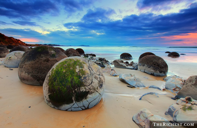 Các bãi đá Moeraki Boulder bao gồm những tảng đá lớn, có dạng hình cầu nằm dọc bãi biển Koekohe ở New Zealand. Nghiên cứu khoa học đã kết luận các tảng đá Moeraki là sự kết hợp của phù sa, bùn và đất sét. Ngày nay, hình ảnh các tảng đá Moeraki này thường được sử dụng trong các quảng cáo du lịch New Zealand nhằm thu hút du khách đến khu vực này.