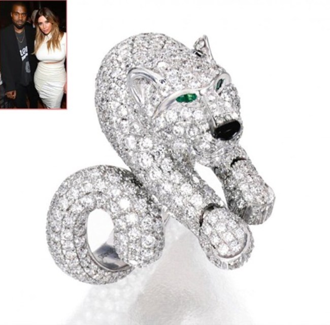 Nhân dịp Valentine,&nbsp;Kanye West đã tặng Kim Kardashian chiếc vòng tay hiệu Panthere De Cartier Cuff trị giá 70 nghìn&nbsp;USD.&nbsp;Chiếc vòng là một thiết kế độc nhất vô nhị,&nbsp;được làm từ kim cương, vàng, ngọc lục bảo và mã não.