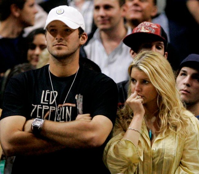 Cầu thủ bóng đá người Mỹ,&nbsp;Tony Romo, tặng du thuyền cho ca sĩ&nbsp;Jessica Simpson trị giá&nbsp;100 nghìn USD.