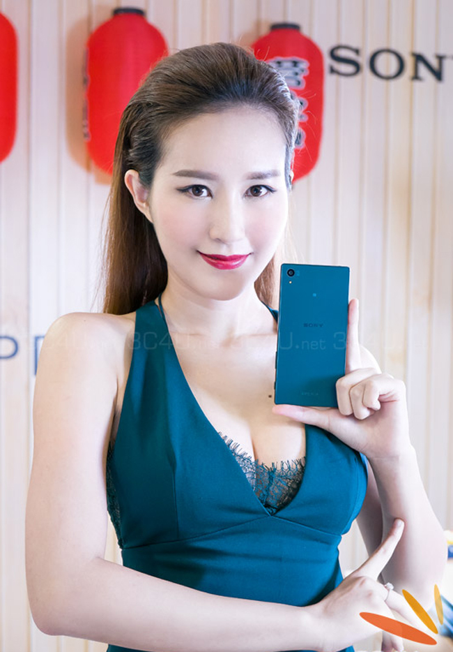 Những chân dài khoe vòng 1 bốc lửa bên Xperia Z5 - 8