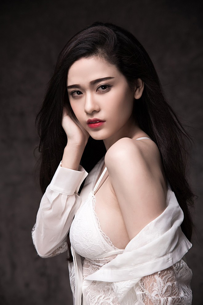 Khoe nội y trong một shoot hình