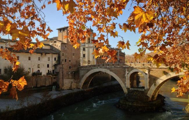 Rome, Italia là điểm du lịch châu Âu mùa thu tuyệt vời mà du khách không thể bỏ qua. Vào mùa thu, dân thành Rome thường đến các vùng biển hay đồi núi nên đường phố khá vắng vẻ. Bạn tha hồ lang thang ở thành Vatican, nhà thờ St Peter&#39;s Basilica, đền Pantheon, bảo tàng quốc gia Castel Sant&#39;Angelo hay thưởng thức món kem Gelato nổi tiếng, bánh trái cây truyền thống Panforte.