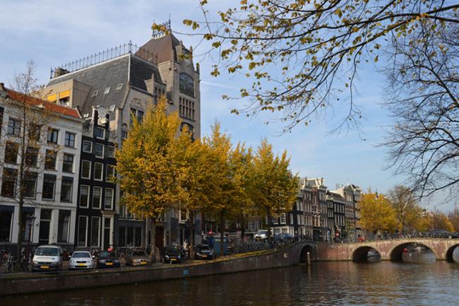 Thời tiết ở Amsterdam, Hà Lan mát mẻ, dễ chịu để du khách hòa mình vào nhịp sống ở đây. Bạn có thể ngồi cano chạy dọc các con kênh ngắm những ngôi nhà cổ kính rực rỡ sắc hoa hay thăm quan bảo tàng Amsterdam, bảo tàng kim cương Amsterdam, bảo tàng Van Gogh. Du khách còn được tham gia lễ hội Cinekid dành cho trẻ em, lễ hội Halloween sôi động.