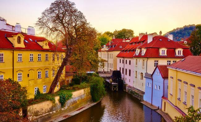 Prague &#40;Cộng hòa Czech&#41; đẹp như tranh vẽ vào mùa thu với ngôi nhà cổ kính, vô số tòa lâu đài nguy nga. Du khách cũng có thể đi dạo trên những con phố xinh đẹp và kiều diễm trong sắc lá vàng mơ màng, thăm lâu đài Prague, tu viện Strahov, cầu Charles, cung điện Mùa hè Hoàng gia Praha hay chợ của người Việt ở đây.