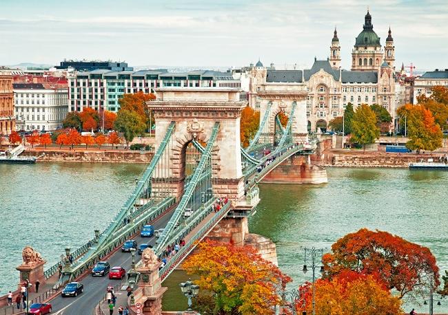 Budapest &#40;Hungary&#41; là một trong những thành phố đẹp nhất châu Âu vào mùa thu khi chìm ngập trong sắc lá vàng lá đỏ. Bạn có thể đi lang thang trong thành phố ngắm nhìn các ngôi nhà, tòa lâu đài cổ kiến trúc đặc sắc, các viện bảo tàng, tham gia lễ hội rượu Palinka và xúc xích, lễ hội dành cho trẻ em sôi động.