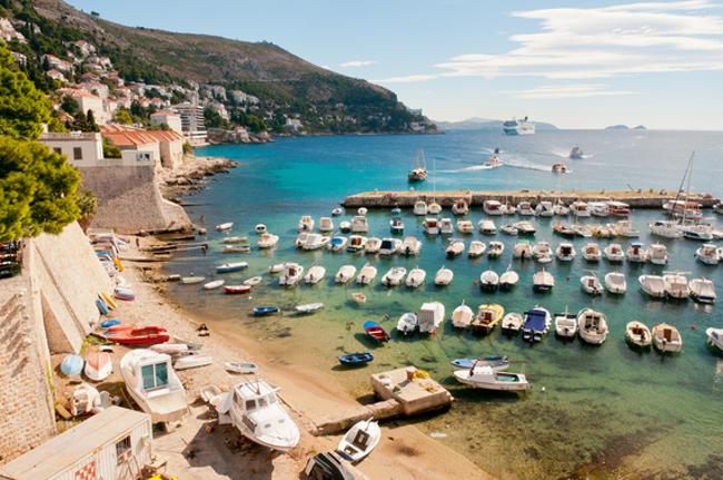 Dubrovnik &#40;Croatia&#41; được ví là hòn ngọc của biển Adriatic sẽ là điểm dừng chân lý tưởng cho khi bạn du lịch mùa thu châu Âu. Dạo bước trên những đường phố rải sỏi đầy lá vàng rơi, du khách được chiêm ngưỡng các kiến trúc pha trộn nhiều phong cách của các tòa nhà, thưởng thức món ăn đặc sắc, xem các nhạc công biểu diễn.