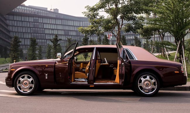 &#34;Lửa thiêng&#34; là chiếc Rolls-Royce Phantom đầu tiên thuộc bộ sưu tập Đông Sơn được bàn giao cho đại lý chính thức của hãng xe Anh Quốc tại Hà Nội. Với mức giá lên đến 2,5 triệu USD &#40;khoảng 55,7 tỷ đồng&#41;, Phantom &#34;Lửa Thiêng&#34; được ghi nhận là chiếc xe hơi đắt nhất Việt Nam, tính đến thời điểm hiện tại.