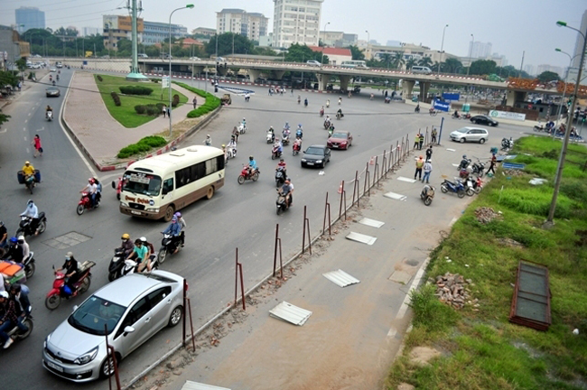 Trước đó, ngày 25.10, các công nhân cũng đã tháo dỡ phần hàng rào chắn trên đường Hồ Tùng Mậu &#40;đoạn gần cầu vượt Mai Dịch&#41;.