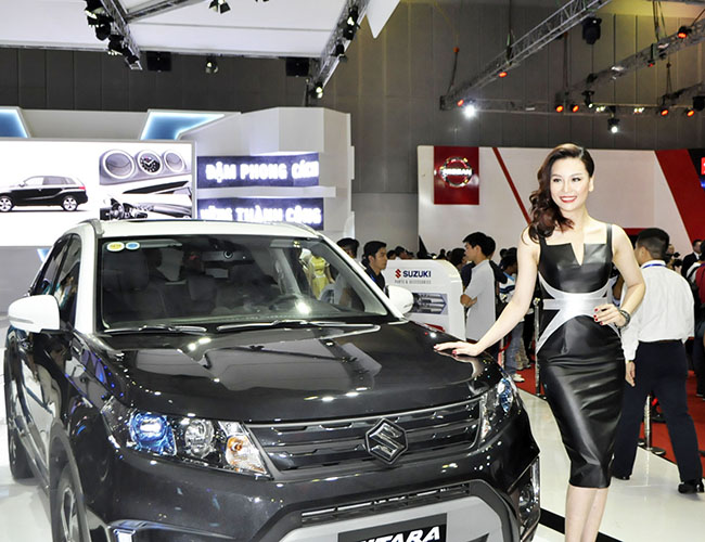 Sáng 28.10, Ban tổ chức Triển lãm Ô tô Việt Nam 2015 &#40;Vietnam Motor Show 2015&#41; đã chính thức công bố: Triển lãm chuyên ngành Ô tô lớn nhất trong năm sẽ diễn ra từ ngày 28.10 đến ngày 1.11.2015 tại Trung tâm Hội chợ và Triển lãm Sài Gòn &#40;SECC&#41;, Q.7, TP.HCM, mở cửa đón khách tham quan từ 9h - 18h các ngày từ 29.10. Trong đó, ngày 28.10 dành riêng để đón tiếp báo giới và truyền thông. Trong ảnh là một mẫu nữ bên cạnh mẫu xe Vitara của hãng Suzuki.