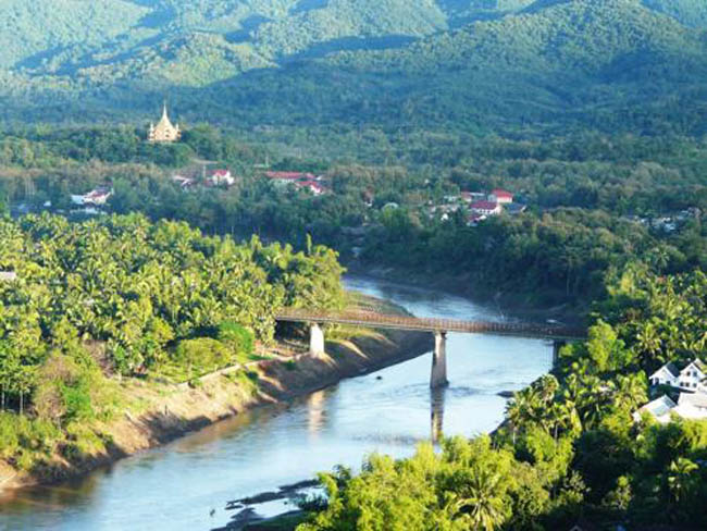 Luang Prabang: Đây là một trong những điểm du lịch hấp dẫn tại Lào bạn đừng bỏ qua. Luang Prabang từng là kinh đô của Vương quốc Lào xưa kia và đã được UNESCO công nhận là di sản thế giới. Đến đây, bạn thỏa sức chiêm ngưỡng những ngôi chùa kiến trúc độc đáo với các vị sư khất thực vào buổi sáng, khám phá thác nước hùng vĩ, hang động, núi non hiểm trở. Vào ban đêm, bạn có thể dạo quanh trung tâm thị trấn, mua quà lưu niệm ở chợ đêm.