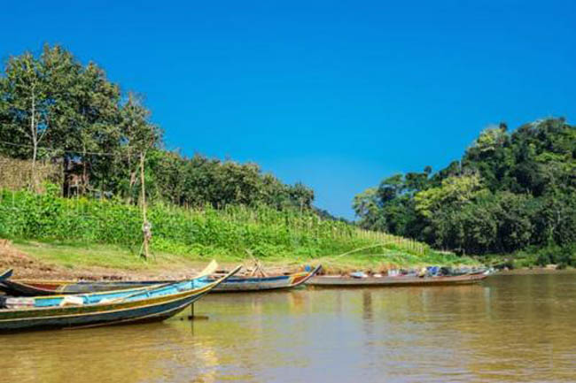 Sông Me Kong: Khung cảnh từ Huay Xai - phần biên giới tiếp giáp với bắc Thái Lan cho tới Luang Prabang là đẹp nhất. Bạn có ngồi thuyền vào ban ngày hoặc du thuyền vào ban đêm để khám phá dòng Mê Kông huyền thoại, ngắm làng mạc yên bình hai bên bờ.