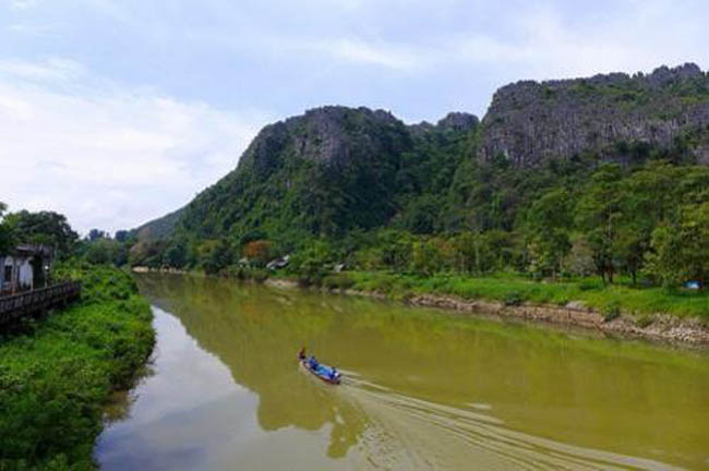 Sông Nam Song: Cách khám phá dòng sông này tuyệt nhất là tubbing &#40;nằm thả mình trên những chiếc phao lốp xe&#41; hoặc chèo thuyền kayak để tận hưởng khung cảnh yên bình xanh mát. Bạn còn được ngắm cảnh hoàng hôn buông xuống trên sông vài trải nghiệm cuộc sống nông thôn của Lào.