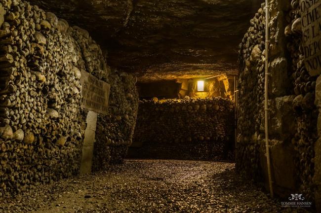 Hầm mộ Catacombes de Paris, Paris, Pháp khiến bạn sởn gai gốc khi đến đây bởi cổng vào, cột trụ, tường được phủ kín bằng xương người. Khu hầm mộ có từ hàng trăm năm, dài hơn 300km, sâu 60m và là nơi an táng của hơn 6 triệu người.