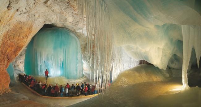 Hang băng Eisriesenwelt, Áo như chốn thiên đường dưới lòng đất ai cũng ao ước một lần được đặt chân đến. Eisriesenwelt là hang đá vôi được hình thành từ hàng triệu năm trước với khung cảnh kỳ ảo, lung linh với hàng ngàn tảng băng hình thù lạ mắt.