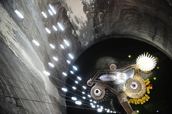 Mỏ muối Salina Turda, Transylvania, Rumani là một trong những mỏ muối cổ nhất hành tinh. Salina Turda nằm ở độ sâu 100m, hiện đã được cải tạo thành nơi tham quan cho du khách với không gian thiết kế mới lạ, nhiều khu vực giải trí.