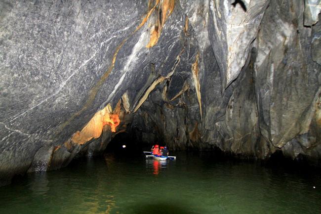 Sông ngầm Puerto Princesa Subterranean ở Palawan, Philippines là điểm dừng chân lý tưởng cho du khách. Bạn ngồi thuyền nhỏ và khám phá các hang động thạch nhũ, măng đá và nhiều hệ sinh vật núi-biển.