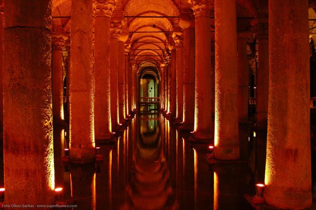 Thánh đường Basilica, Istanbul, Thổ Nhĩ Kỳ giống như cung điện chìm dưới lòng đất. Vào thế kỷ thứ 6, Basilica được sử dụng làm nơi chứa nước của thành phố. Bên trong thánh đường có tượng đầu nữ thần tóc rắn Medusa dựng ngược khá ấn tượng.