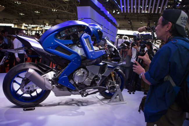 Tại triển lãm xe Tokyo Motor Show 2015, hãng xe Nhật Bản Yamaha đã &#34;gây sốc&#34; với du khách khi trình diện một loại robot hình nhân cầm lái một chiếc xe thể thao của hãng.