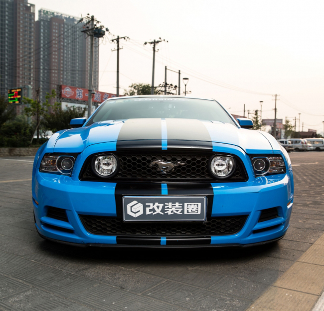 Chân dài khoe vòng 1 căng tròn bên Ford Mustang GT - 10