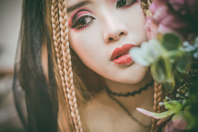 &nbsp;“Bộ ảnh này mình không đề cao về trang phục mà tập trung vào make up và biểu cảm sao cho hợp với mùa Halloween”&nbsp;