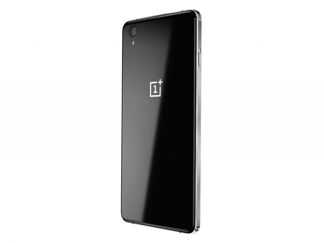 Để chế tạo bản OnePlus X Ceramic, OnePlus đã phải nung nóng khuôn zircon tới nhiệt độ 1.482 độ C sau đó làm lạnh 2 ngày để tạo được độ bền cần thiết. Cả 2 phiên bản Onyx và Ceramix đều được đánh bóng kỹ càng để tạo độ hoàn thiện cần thiết.