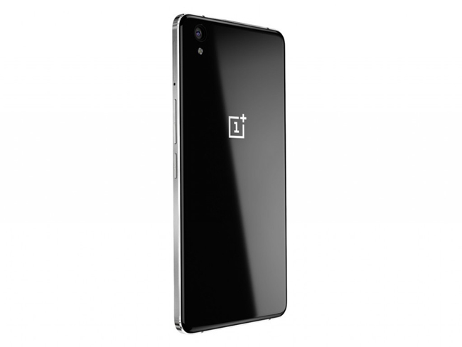 OnePlus X được trang bị màn hình AMOLED 5 inch Full HD, và mật độ điểm ảnh 441 ppi. Hãng sản xuất rất tự tin về độ sáng màn hình cũng như khả năng hiển thị ngoài trời nắng.