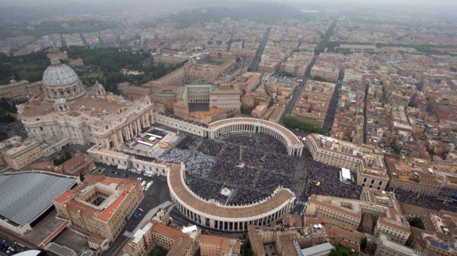 Quốc gia độc lập nhỏ nhất thế giới là Vatican nằm trong thành phố Rome, Italia.