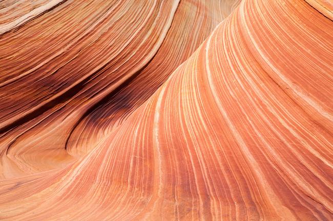 Vùng đá sa thạch The Wave trên sườn núi Coyote Buttes, giữa bang Utah và Arizona của Mỹ giống như dải lụa khổng lồ màu cam giữa trời. Cảnh đẹp mê hồn này được hình thành từ những đụn cát kết hợp với sự chuyển động và kết tủa của sắt, mangan.