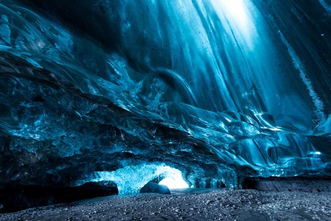 Hang băng ở Skaftafell, Iceland được lấp đầy vô số những hạt bong bóng khí và ánh sáng xanh lung linh, tạo nên vẻ kỳ ảo, mê hoặc khó cưỡng.