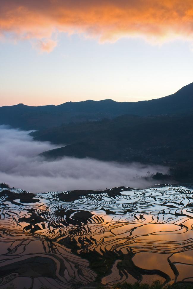 Ruộng bậc thang Yuanyang, tỉnh Vân Nam, Trung Quốc khiến người ta tưởng mình như đang lạc vào thế giới kỳ ảo. Dưới ánh bình minh hay hoàng hôn, cánh đồng hơn 1.300 tuổi này đẹp ma mị.